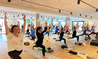 Clase de vinyasa yoga