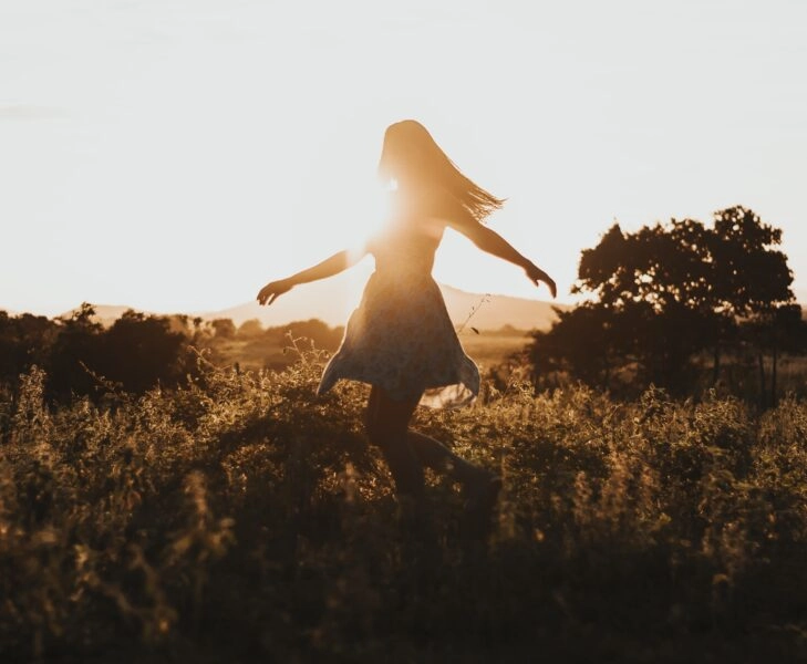 pexels-newsletter mujer bailando en el campo
