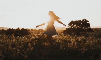 mujer bailando en el campo