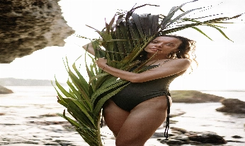 Mujer con una hoja en el mar