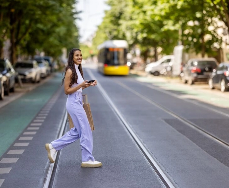 mujer joven cruzando una calle
