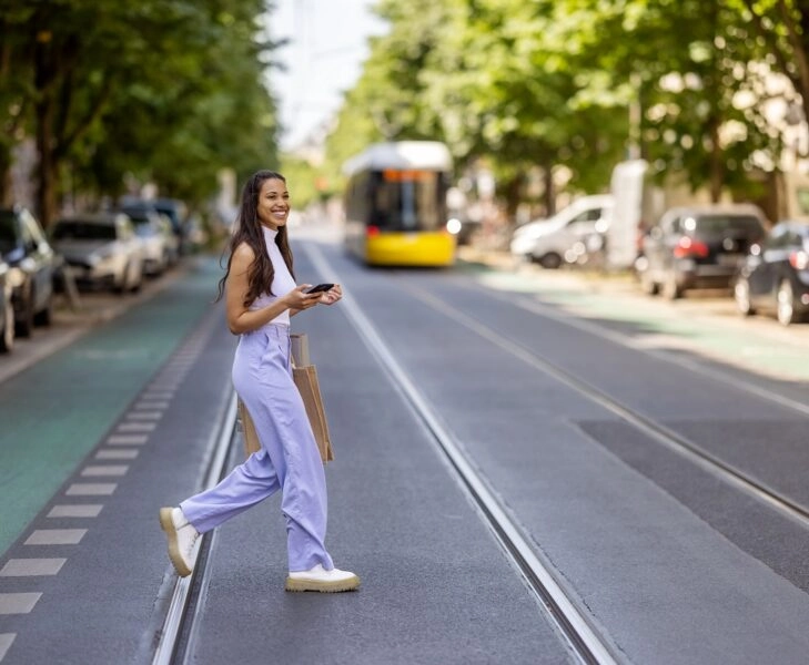 mujer joven cruzando una calle