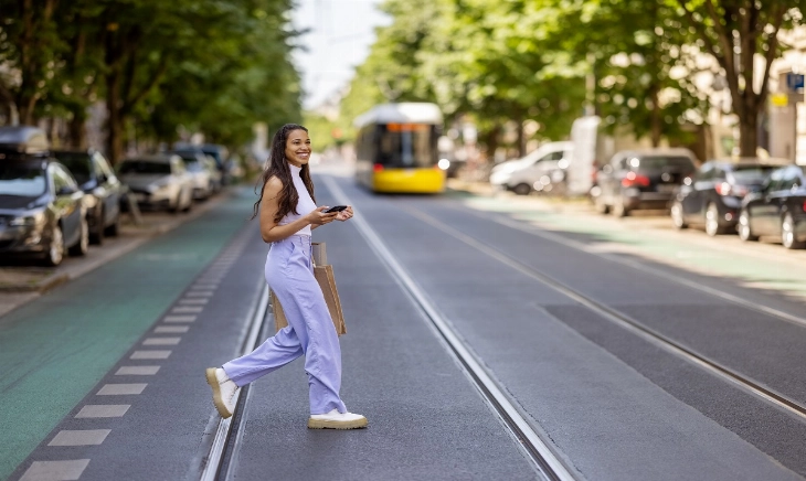 mujer joven cruzando una calle