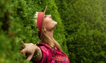 wabi-sabi-felicidad-mujer-sonriendo