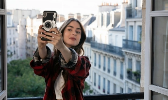 EMILY IN PARIS (L to R) LILY COLLINS as EMILY in episode 101 of
