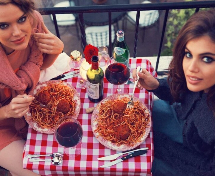 Comer con amigos es más saludable.