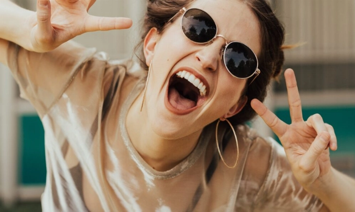 Aprender a autoquererte en clave punk es divertido y ayudar a sentirte mejor /Foto de Brooke Cagle en Unsplash
