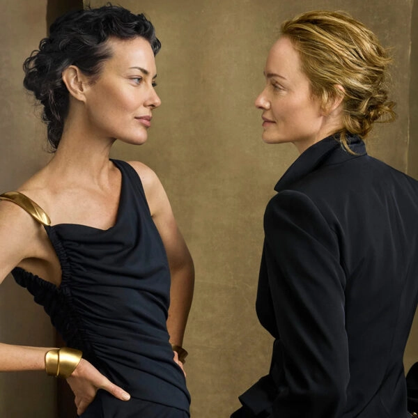 Dos mujeres, de mediana edad, se miran cara a cara