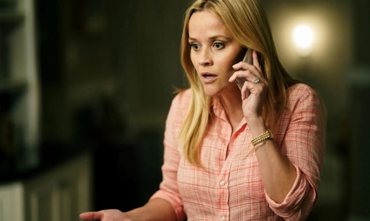 Reese Whitespoon habla por teléfono con aparentes cambios de humor