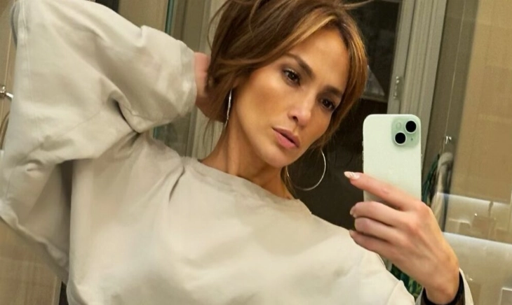 Jennifer Lopez se hace un selfie tras su rutina de cuidado de la piel