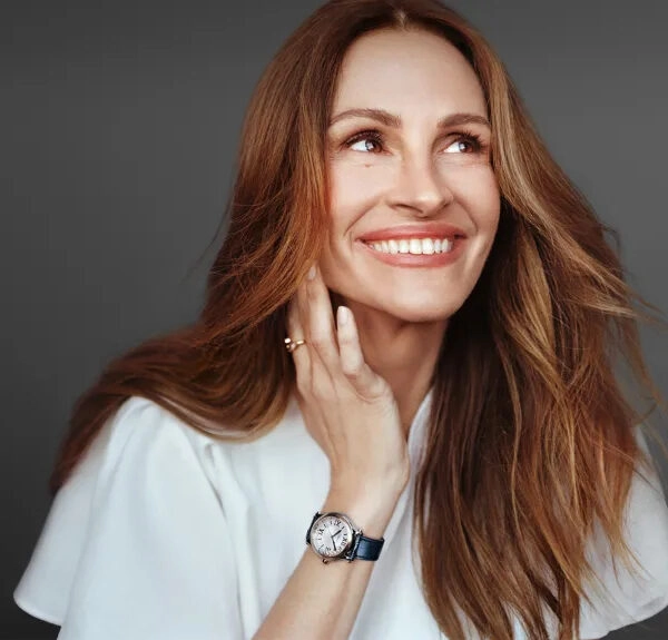 Julia Roberts de 56 años, luce una piel hidratada y liuminosa.