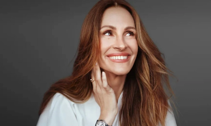 Julia Roberts de 56 años, luce una piel hidratada y liuminosa.