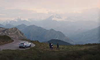 Un coche eléctrico. el Volvo EX30, en la montaña