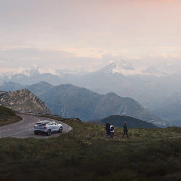 Un coche eléctrico. el Volvo EX30, en la montaña