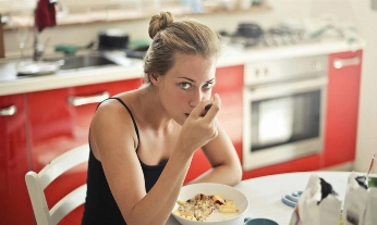 Mujer come con calma para no morderse las mejillas