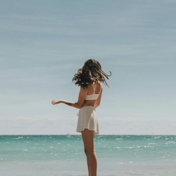 Chica en la playa donde se usan los mejores protectores solares