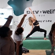 Clase de yoga en DKV WeLife Tour Asturias