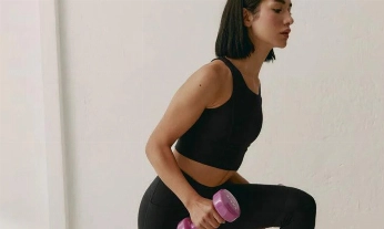 chica joven entrenando fuerza con pesas