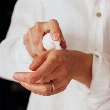 Una mujer aplicándose crema hidratante en las manos