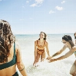 Grupo de chicas bañándose en la orilla del mar