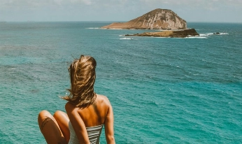 Una chica observa el mar, una manera de reconectar con la naturaleza