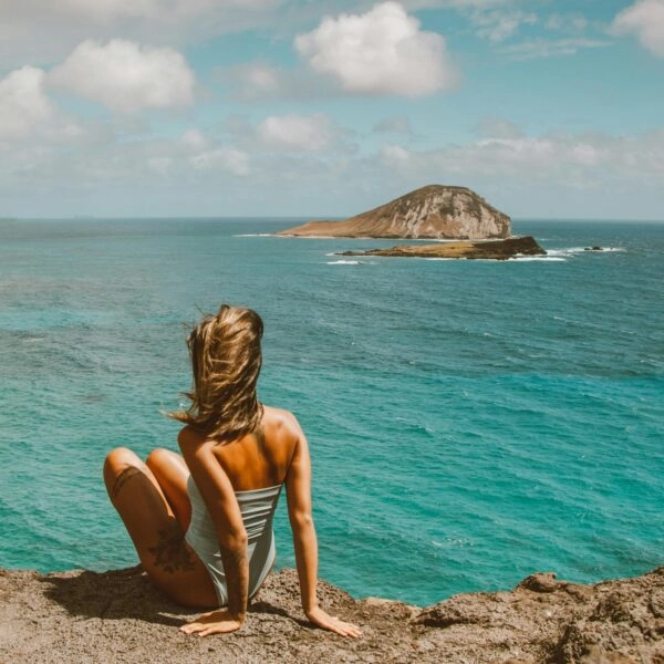 Una chica observa el mar, una manera de reconectar con la naturaleza