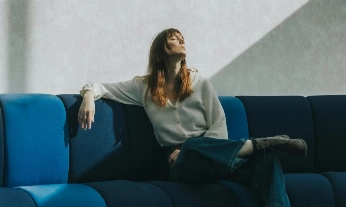 Mujer abatida por su autoinvalidación