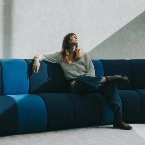 Mujer abatida por su autoinvalidación