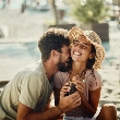 Una pareja disfrutando en verano