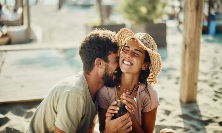 Una pareja disfrutando en verano