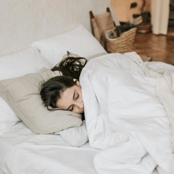 Mujer duerme arropada