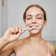 Lavarse los dientes antes de desayunar.