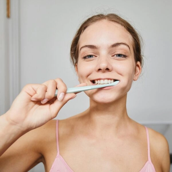 Lavarse los dientes antes de desayunar.