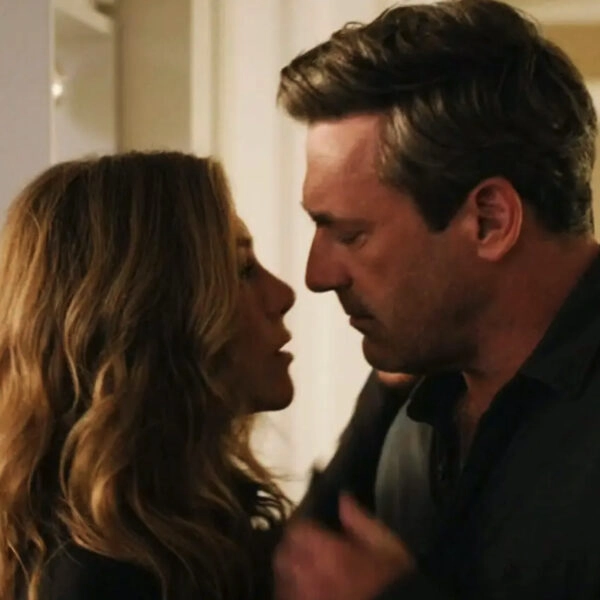 Jennifer Aniston y Jon Hamm en un fotograma de The Morning Show.