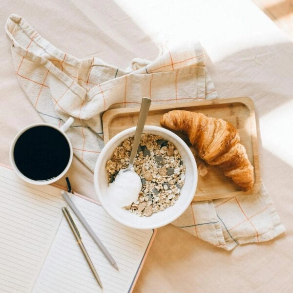 Desayuno café croissant avena