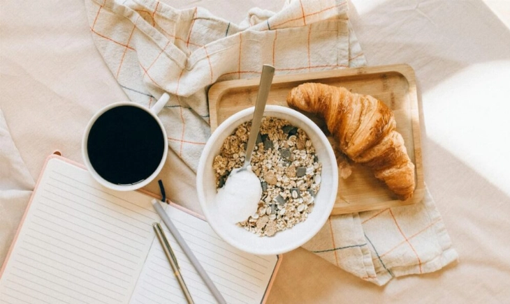 Desayuno café croissant avena