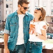 Pareja joven en una primera cita, sin alcohol o sober dating