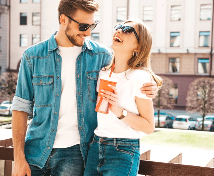 pareja-toma-batido-feliz Pareja joven en una primera cita, sin alcohol o sober dating