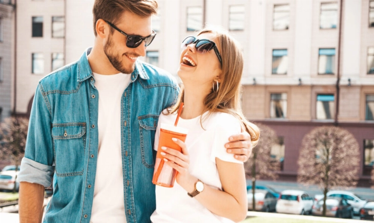 Pareja joven en una primera cita, sin alcohol o sober dating