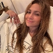 Jennifer Lopez con la piel luminosa y sin maquillar