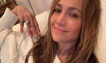 Jennifer Lopez con la piel luminosa y sin maquillar