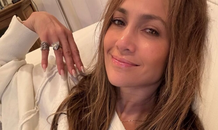 Jennifer Lopez con la piel luminosa y sin maquillar