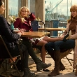 Fotograma de Big Little Lies con tres mujeres charlando sobre autoestima y confianza