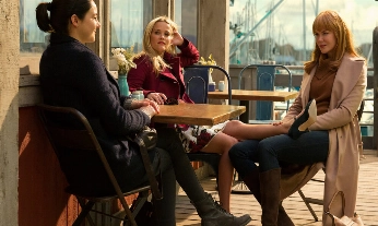 Fotograma de Big Little Lies con tres mujeres charlando sobre autoestima y confianza
