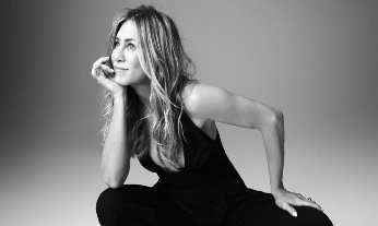 Jennifer Aniston, 55 años, presume aún de pelo abundante y saludable.