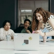 Las buenas relaciones en el trabajo reducen el estrés y mejoran la satisfacción personal.