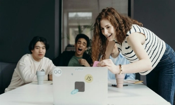 Las buenas relaciones en el trabajo reducen el estrés y mejoran la satisfacción personal.