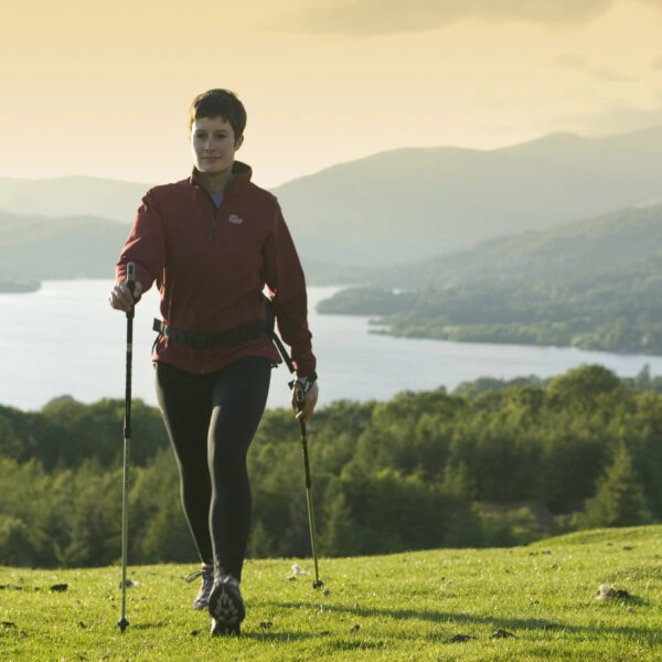 Mujer practicando marcha nórdica