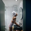 Mujer siguiendo su rutina de cuidados en el baño