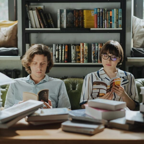 Chico y chica estudiando memoria oposiciones..